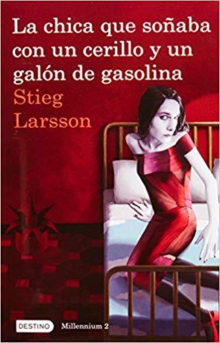 La chica que soñaba con un cerillo y un galon de gasolina: The Girl Who Played with Fire (Millenium) by Stieg Larsson (Marzo 22, 2011) - libros en español - librosinespanol.com 